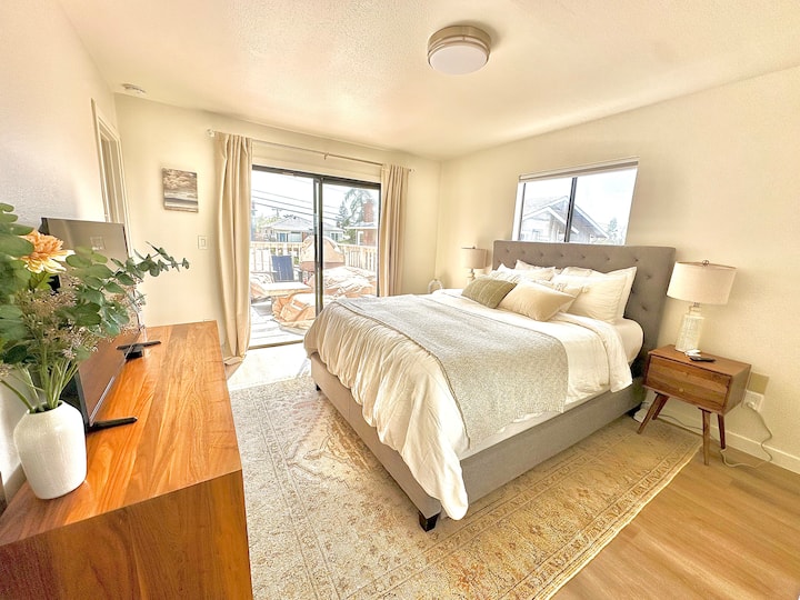 Chic & Cozy Oakland Getaway bedroom