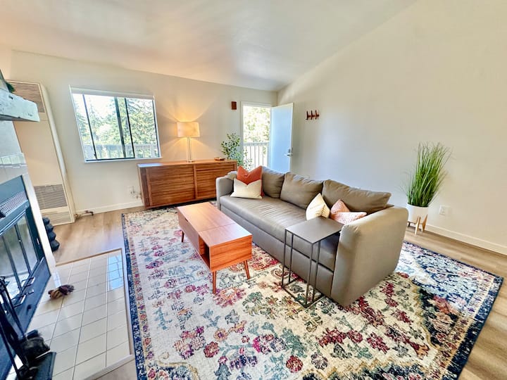 Chic & Cozy Oakland Getaway living room